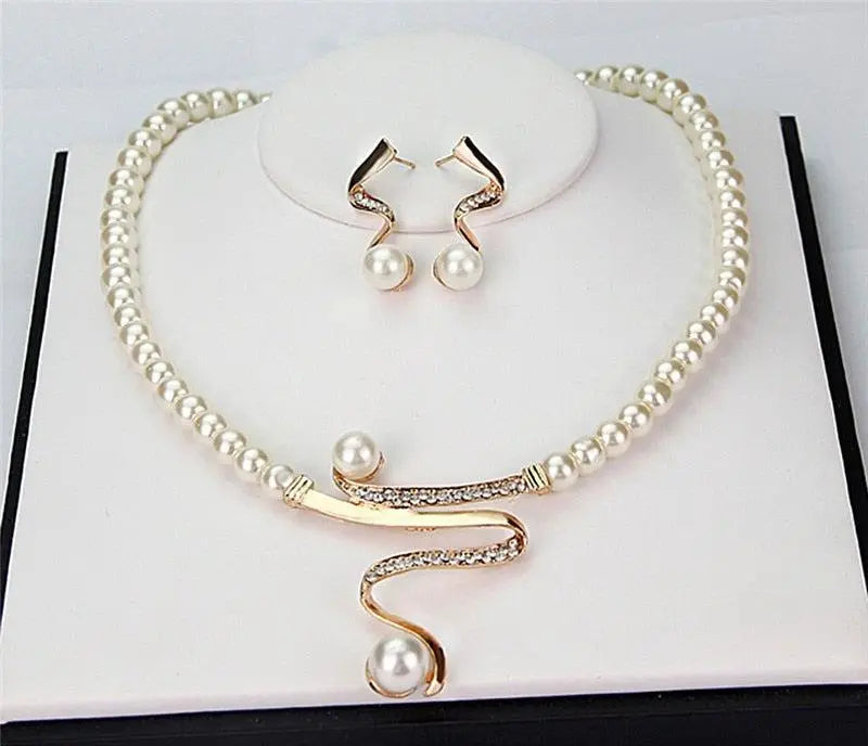 Conjunto de collar y pendientes con perlas naturales