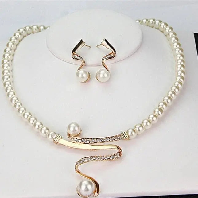 Conjunto de collar y pendientes con perlas naturales
