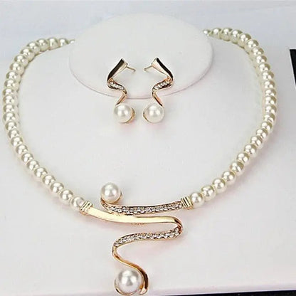 Conjunto de collar y pendientes con perlas naturales