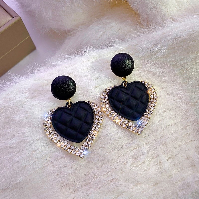 Pendientes negros de oro en forma de corazón