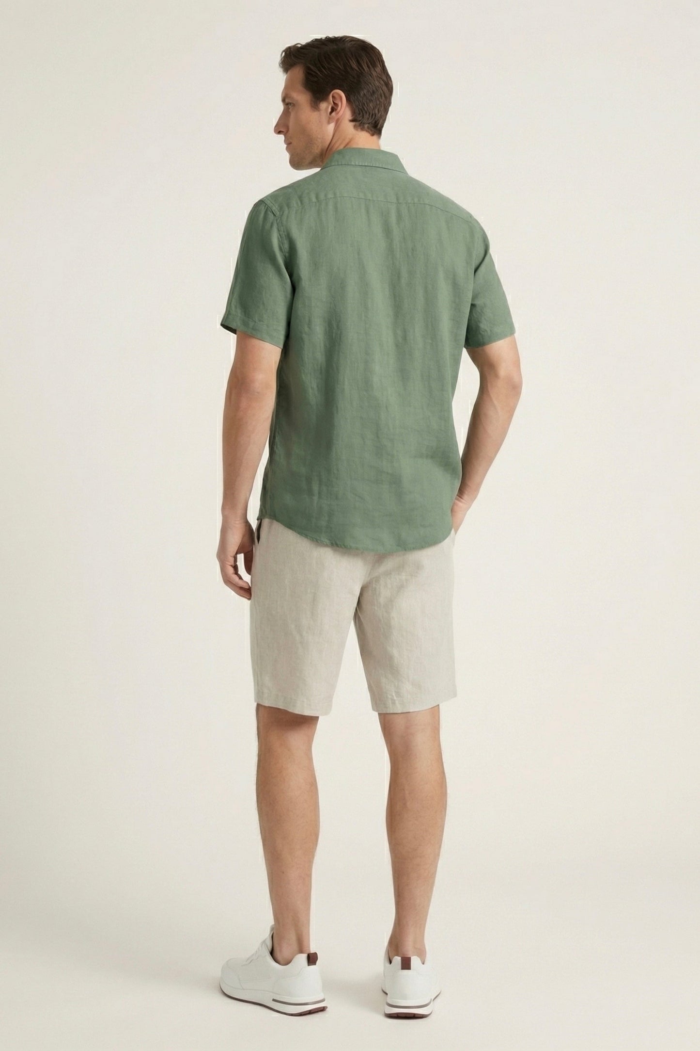 Verona de Luna Bellucci, camisa de lino y pantalón corto para hombre en verde/beige