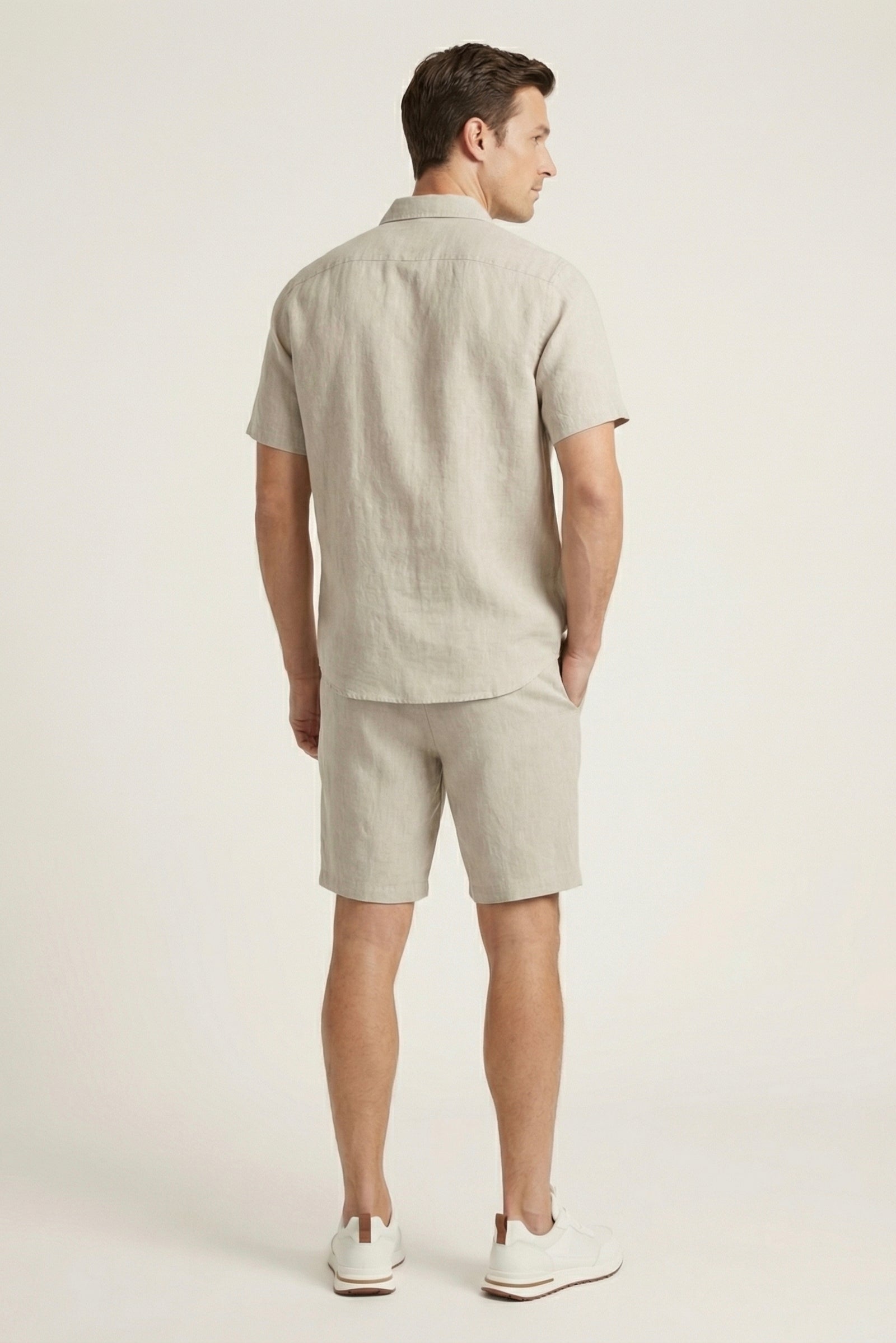 Verona de Luna Bellucci, camisa de lino y pantalón corto para hombre en beige
