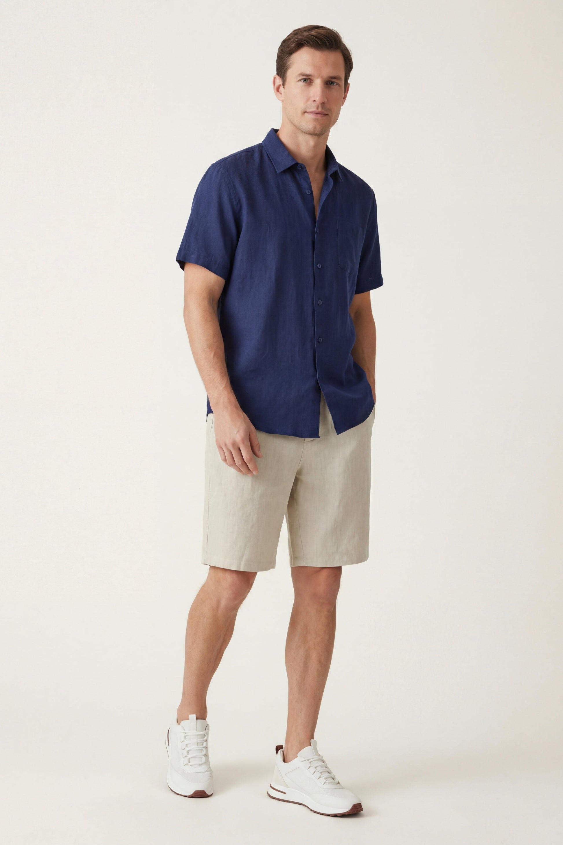 Verona de Luna Bellucci, camisa de lino y pantalón corto para hombre en azul marino/beige