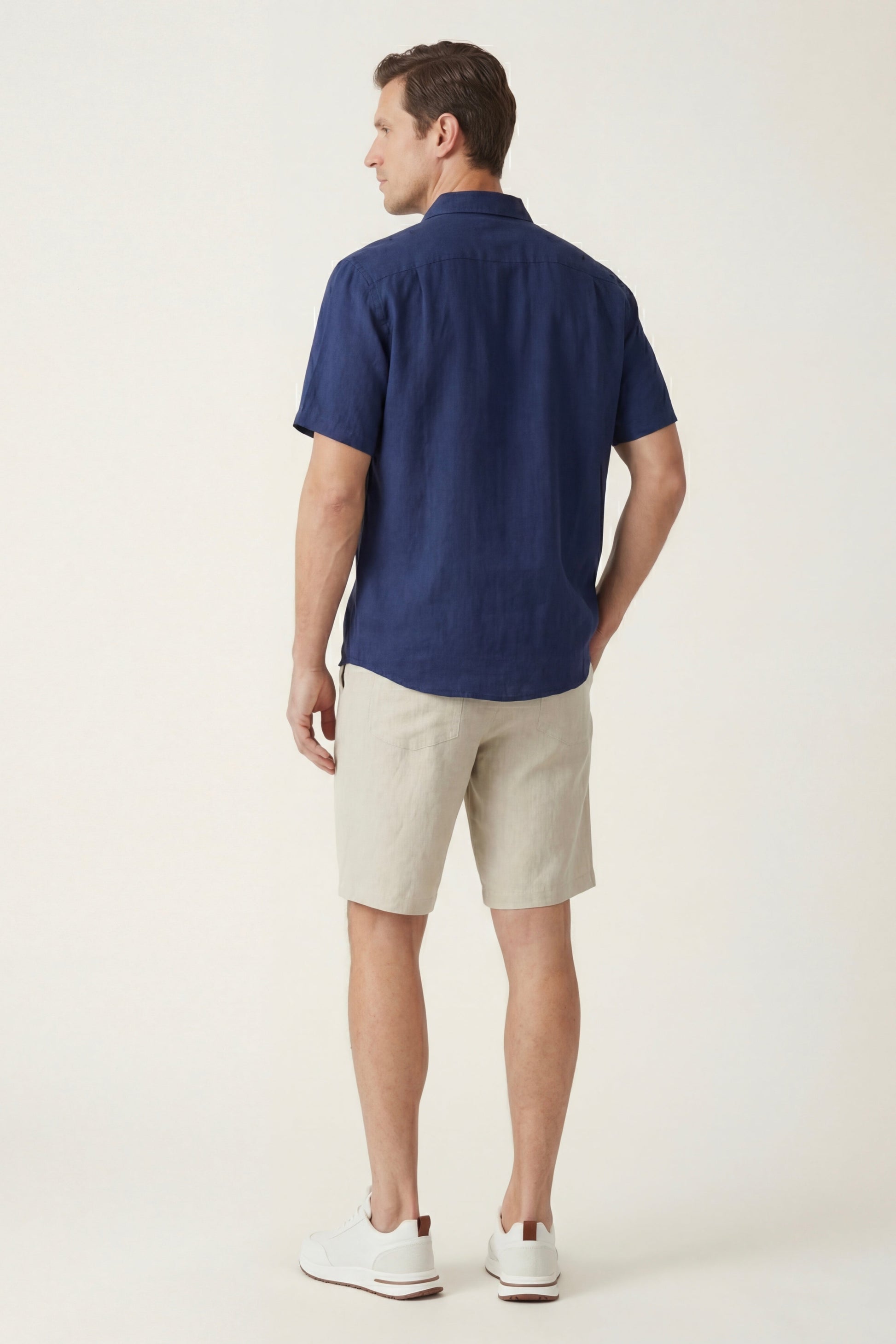 Verona de Luna Bellucci, camisa de lino y pantalón corto para hombre en azul marino/beige