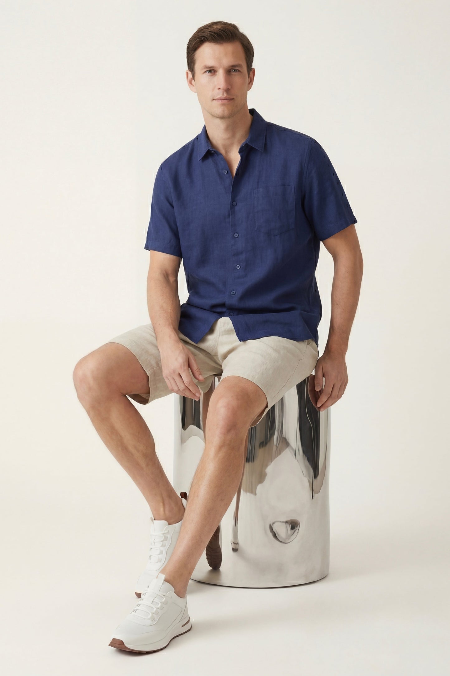 Verona de Luna Bellucci, camisa de lino y pantalón corto para hombre en azul marino/beige