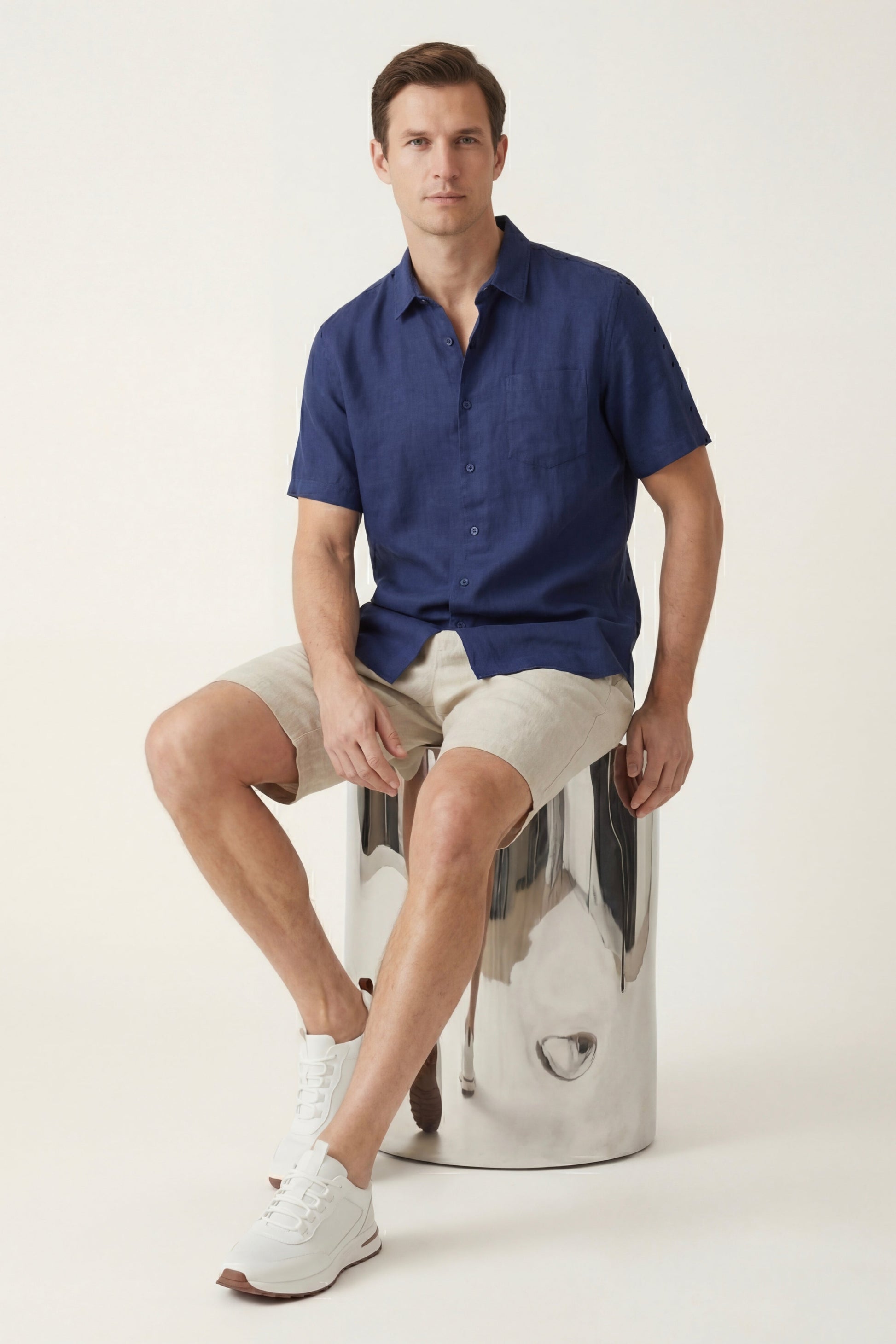 Verona de Luna Bellucci, camisa de lino y pantalón corto para hombre en azul marino/beige
