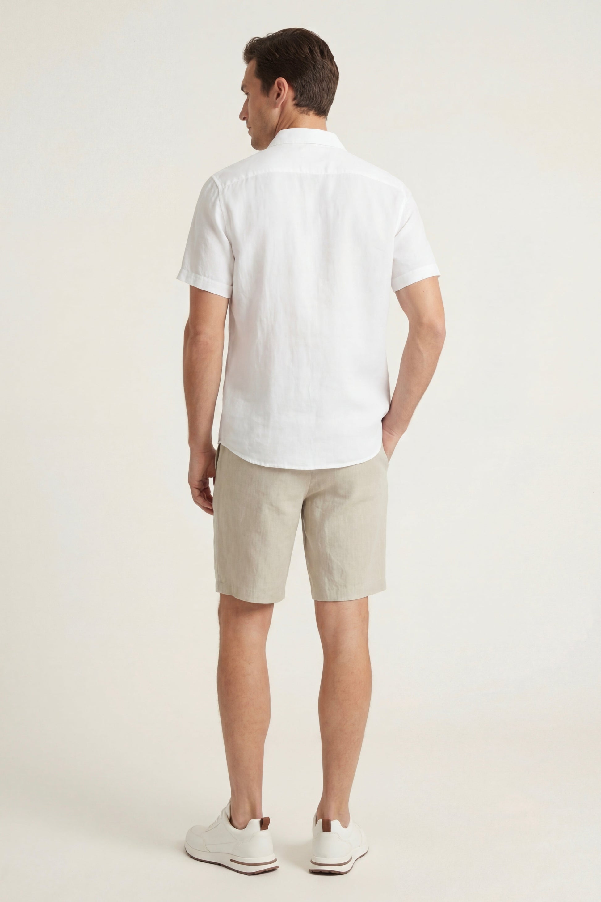 Verona de Luna Bellucci, camisa de lino y pantalón corto para hombre en blanco/beige