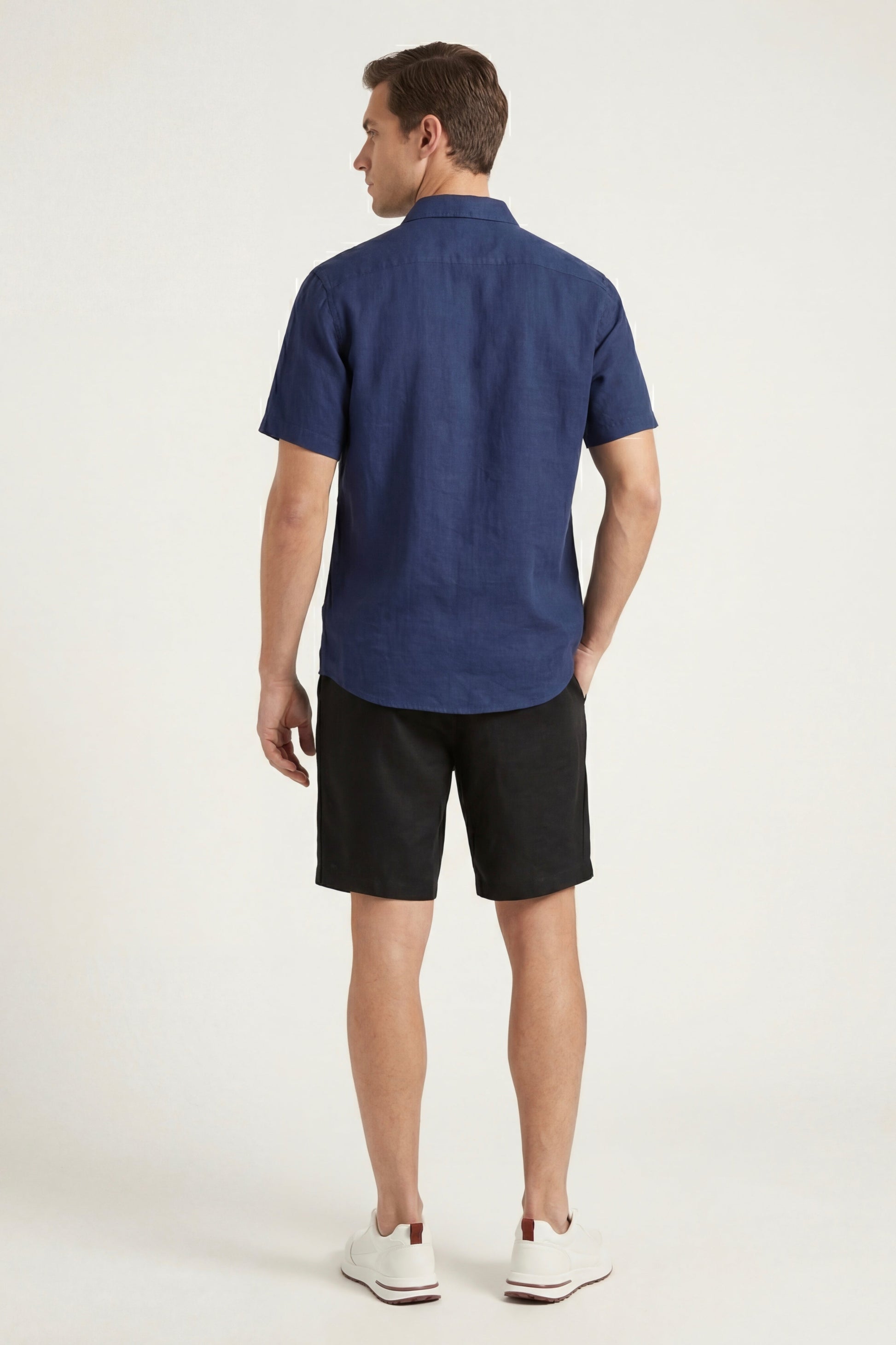 Verona de Luna Bellucci, camisa de lino y pantalón corto para hombre en azul marino/negro
