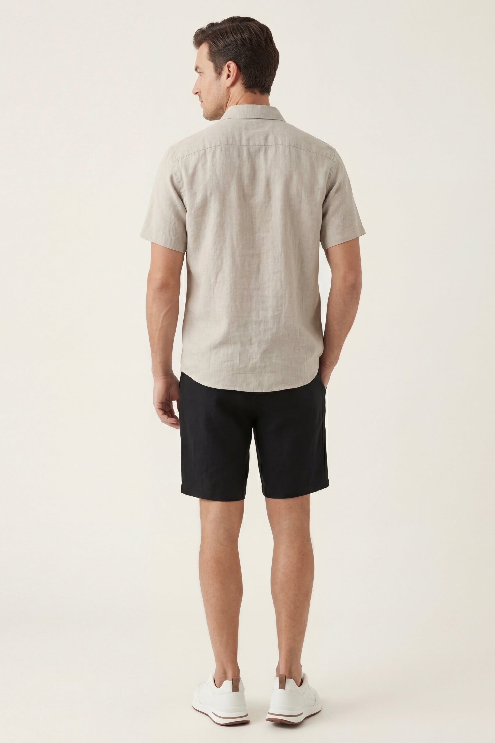 Verona de Luna Bellucci, camisa de lino y pantalón corto para hombre en beige/negro
