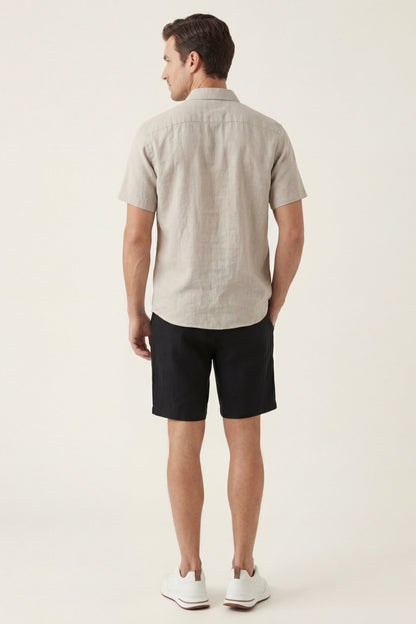 Verona de Luna Bellucci, camisa de lino y pantalón corto para hombre en beige/negro