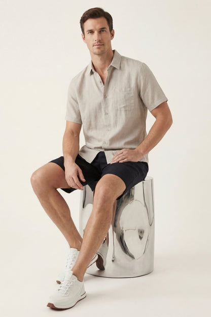 Verona de Luna Bellucci, camisa de lino y pantalón corto para hombre en beige/negro