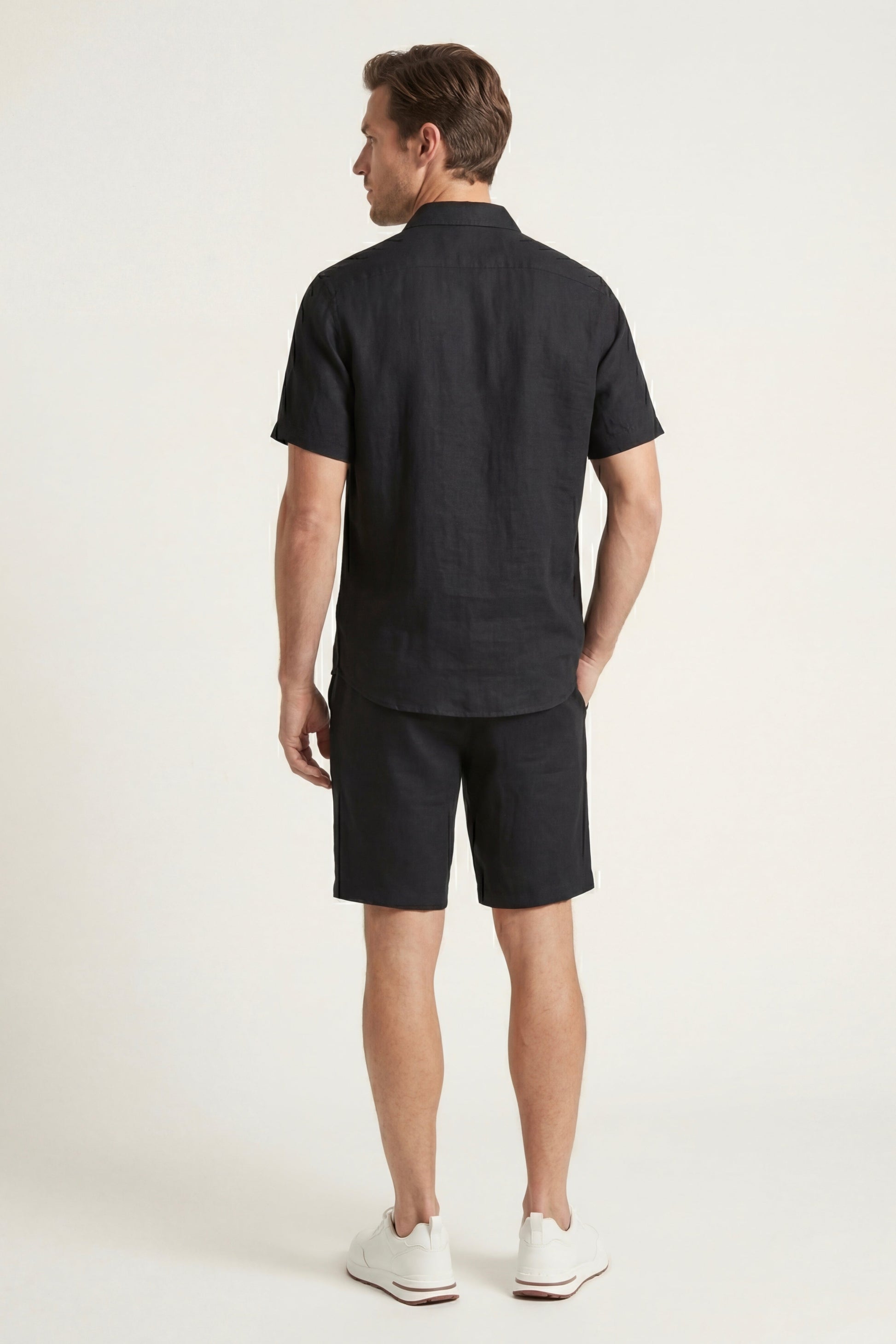 Verona de Luna Bellucci, camisa de lino y pantalón corto para hombre en negro