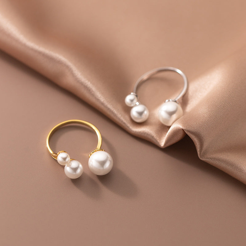 Elegante anillo con trío de perlas