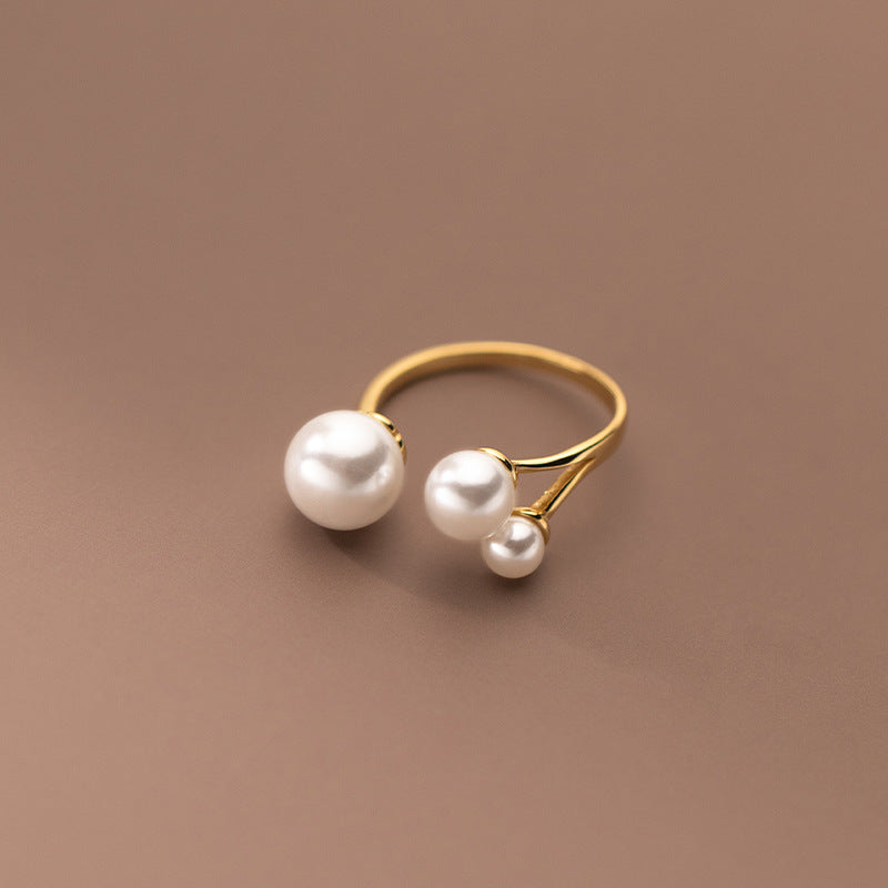 Elegante anillo con trío de perlas
