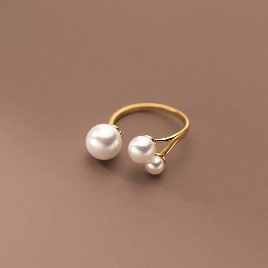 Elegante anillo con trío de perlas