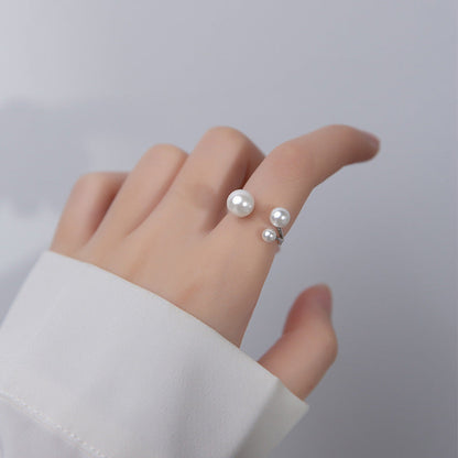 Elegante anillo con trío de perlas