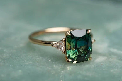 Anillo de oro con piedra de inspiración vintage