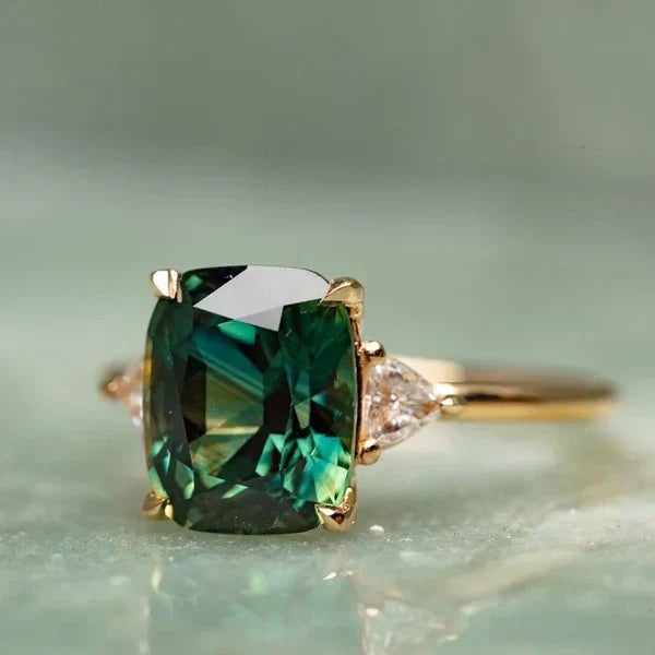 Anillo de oro con piedra de inspiración vintage