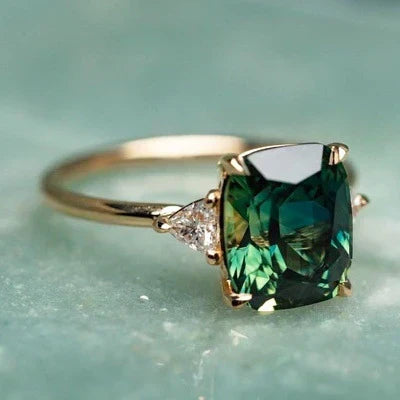 Anillo de oro con piedra de inspiración vintage