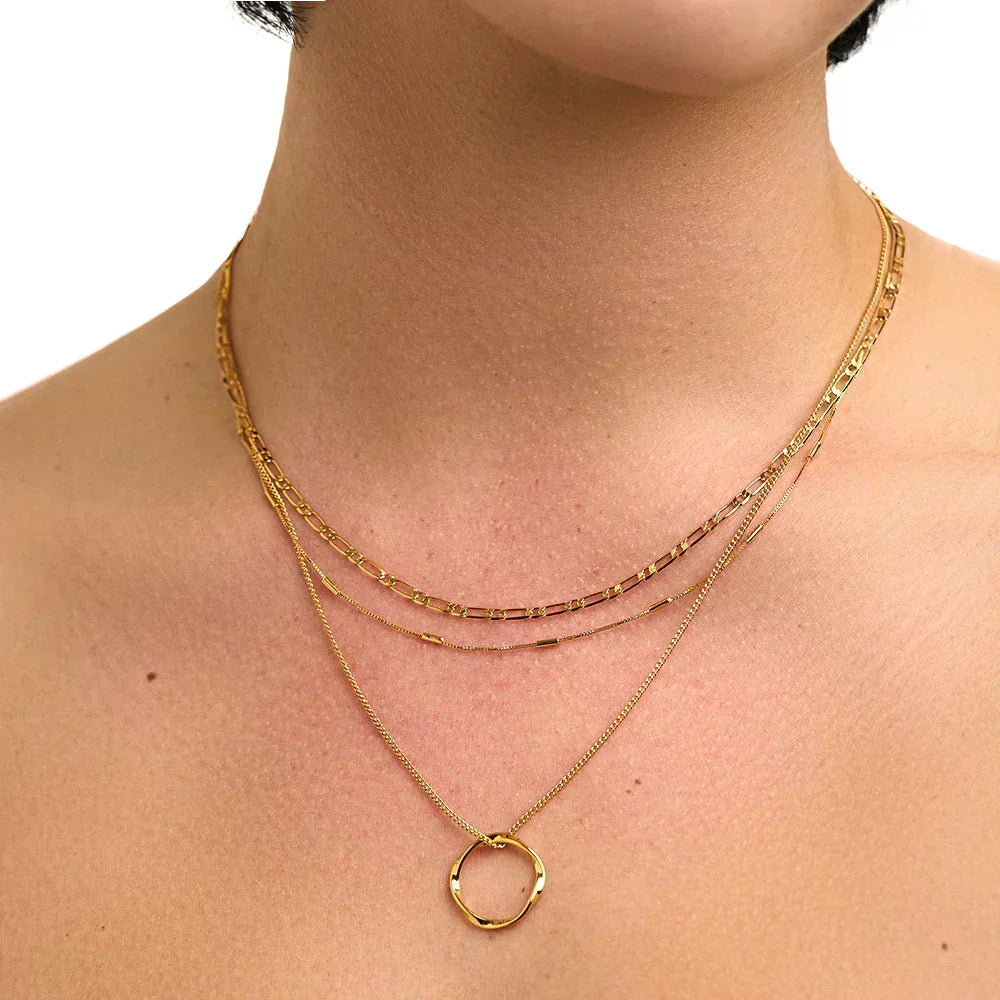 Collar aro abierto de tres filas en oro