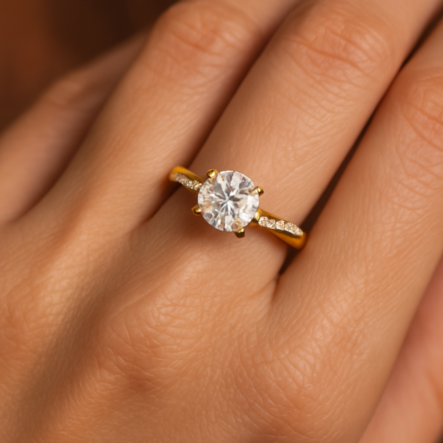 Anillo de compromiso de oro con cristal