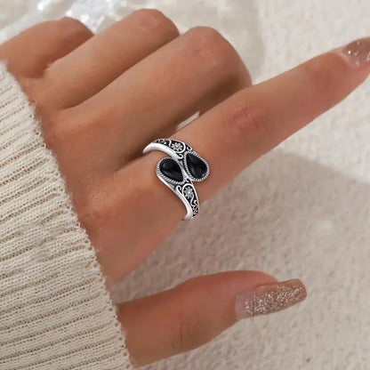 Anillo elegante con flor de piedra de luna