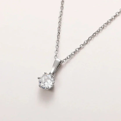 Collar clásico con colgante de circonita