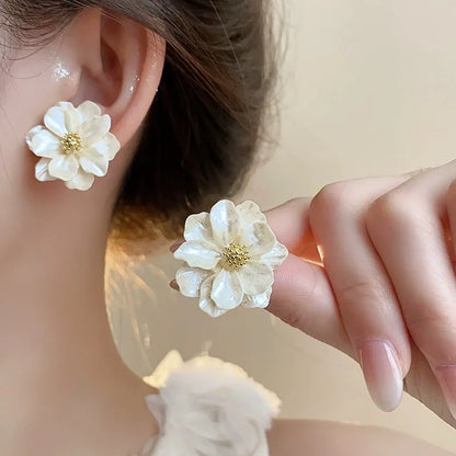 Pendientes chic de botón de acrílico blanco