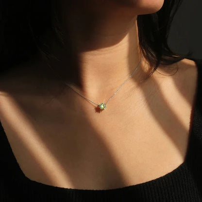 Elegante colgante solitario con cristal