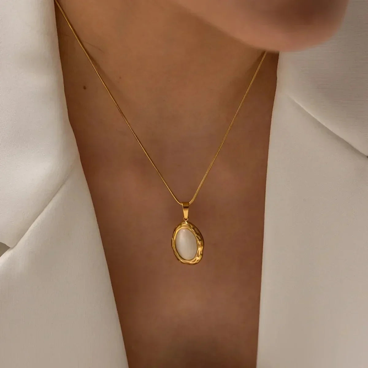 Collar bañado en oro con ópalo ojo de gato ovalado