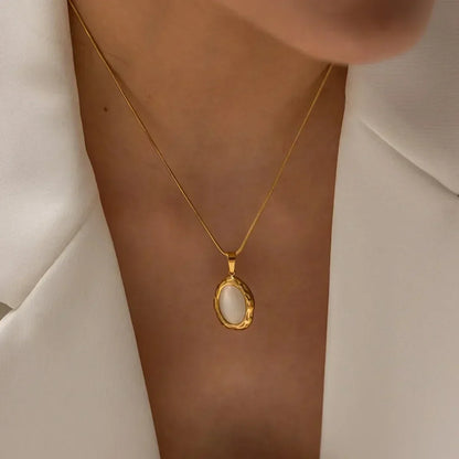 Collar bañado en oro con ópalo ojo de gato ovalado