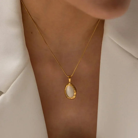 Collar bañado en oro con ópalo ojo de gato ovalado