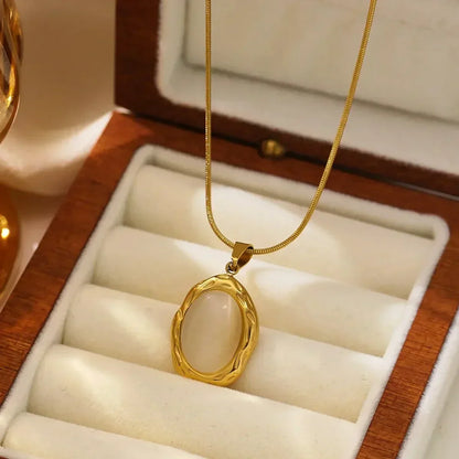 Collar bañado en oro con ópalo ojo de gato ovalado