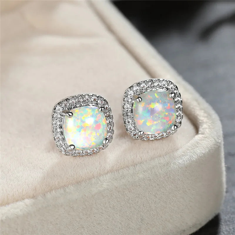 Pendientes elegantes de plata con ópalo de fuego blanco redondo