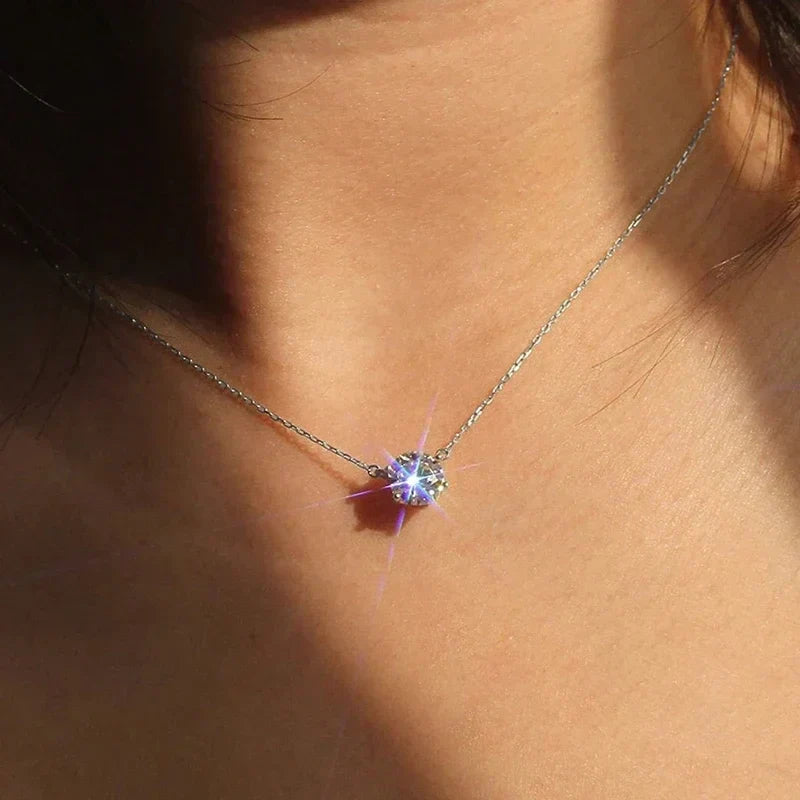 Elegante colgante solitario con cristal