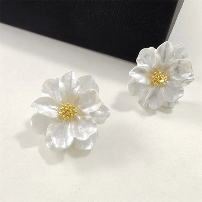 Pendientes chic de botón de acrílico blanco