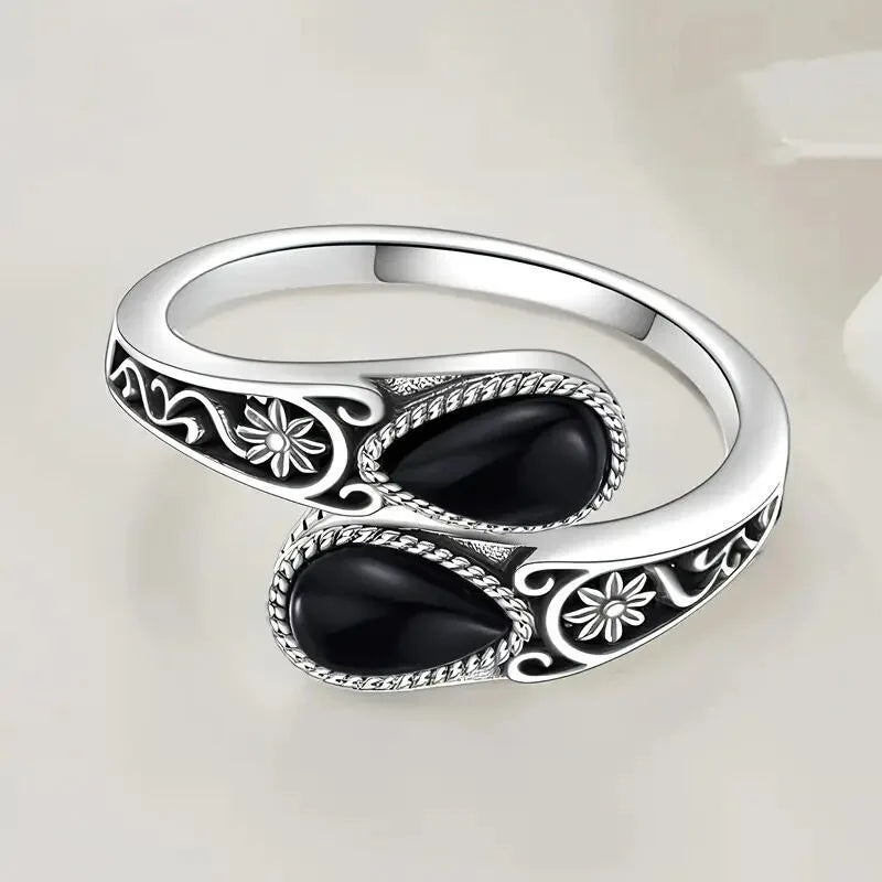 Anillo elegante con flor de piedra de luna