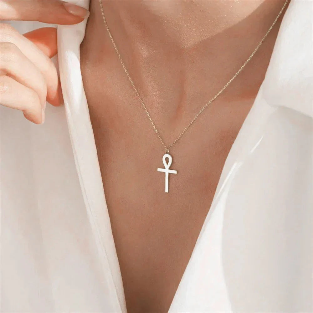 Collar con colgante ankh dorado