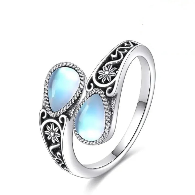 Anillo elegante con flor de piedra de luna