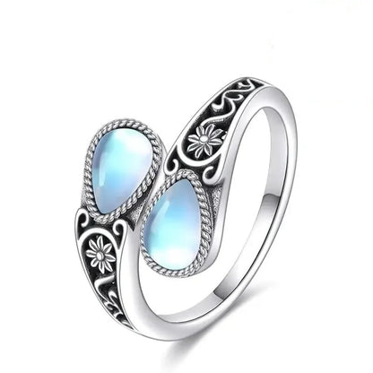 Anillo elegante con flor de piedra de luna