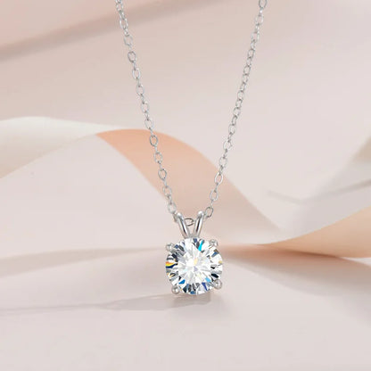 Collar exclusivo de plata de ley con moissanita