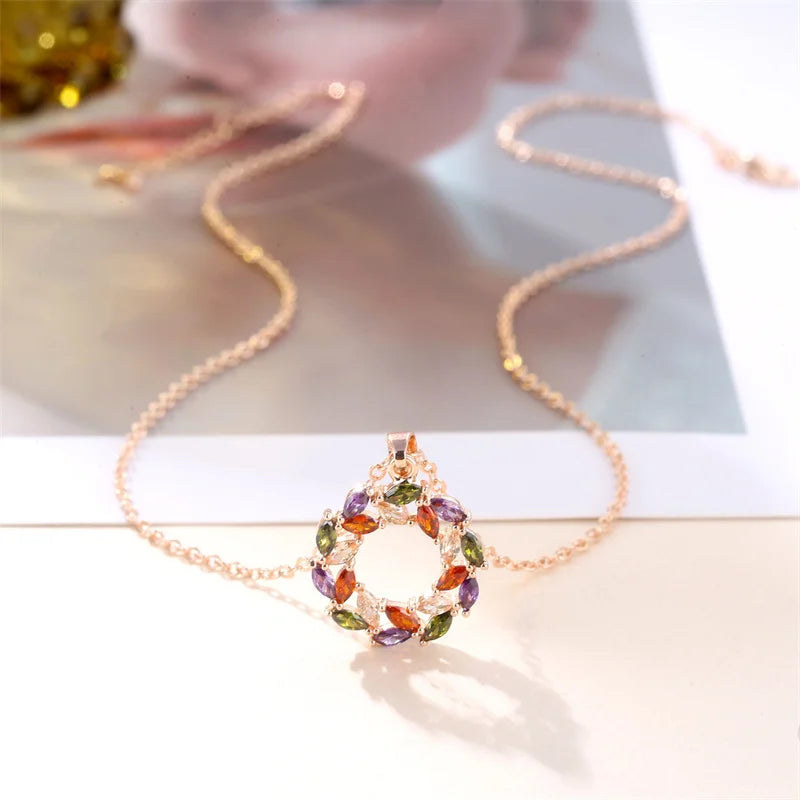 Collar con colgante de arcoíris brillante