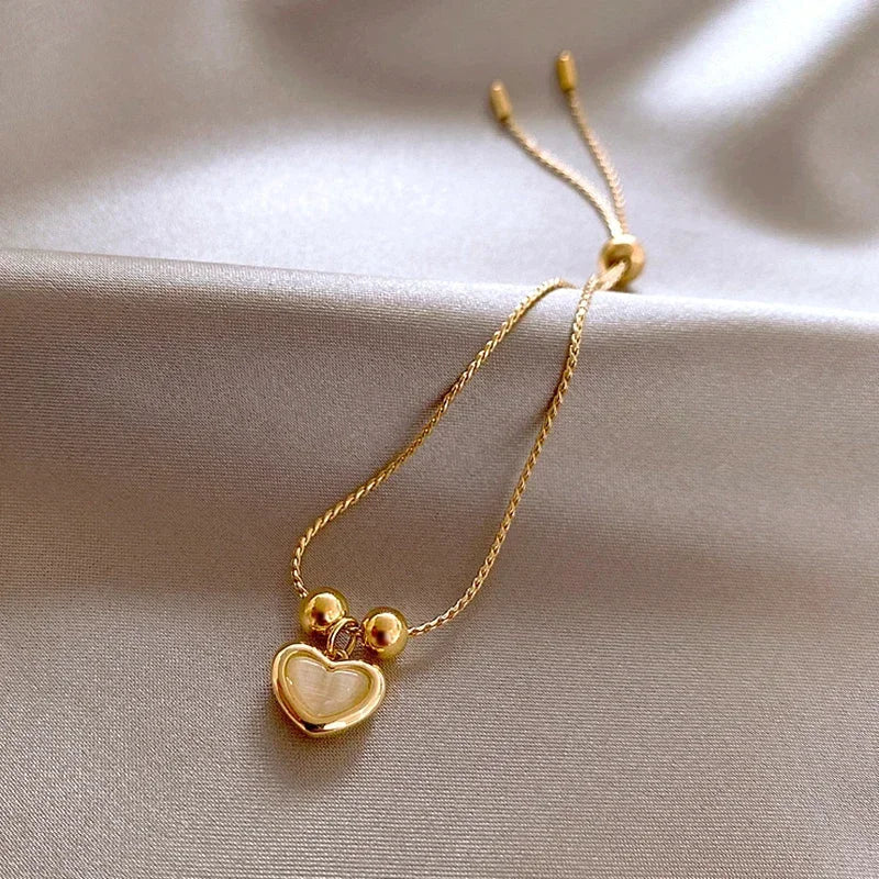 Pulsera en forma de corazón de ópalo melocotón bañada en oro