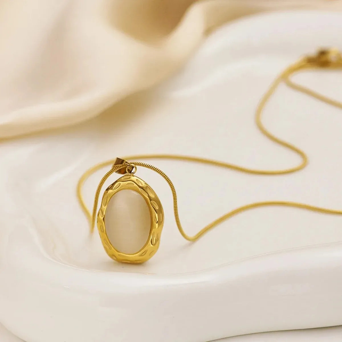 Collar bañado en oro con ópalo ojo de gato ovalado