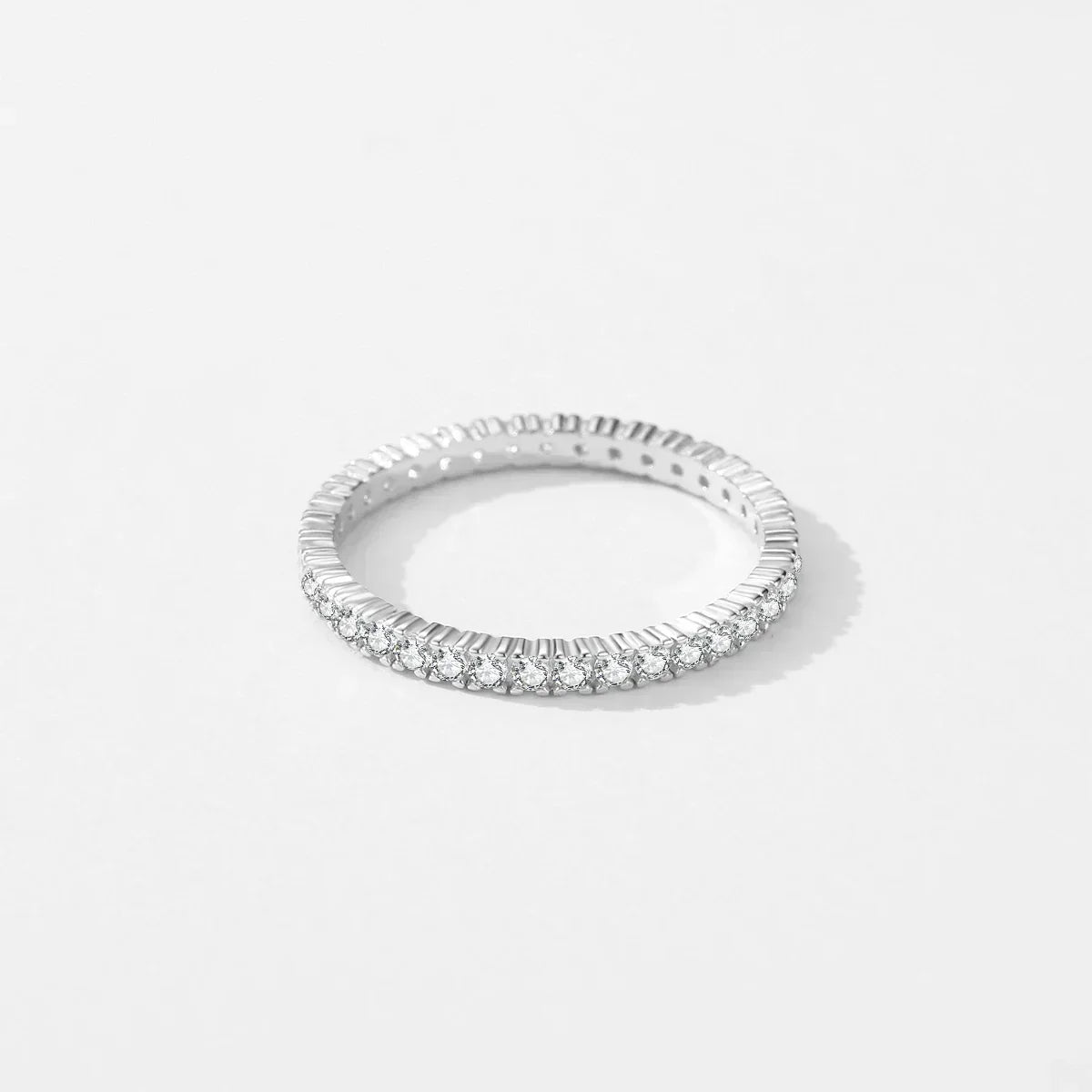 Anillo eternity minimalista iluminado