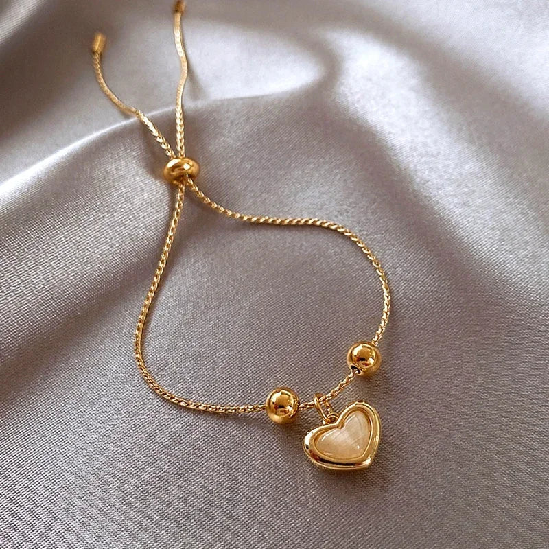 Pulsera en forma de corazón de ópalo melocotón bañada en oro