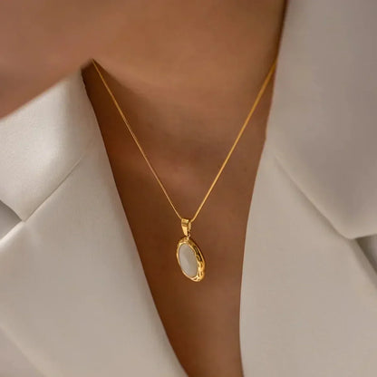 Collar bañado en oro con ópalo ojo de gato ovalado