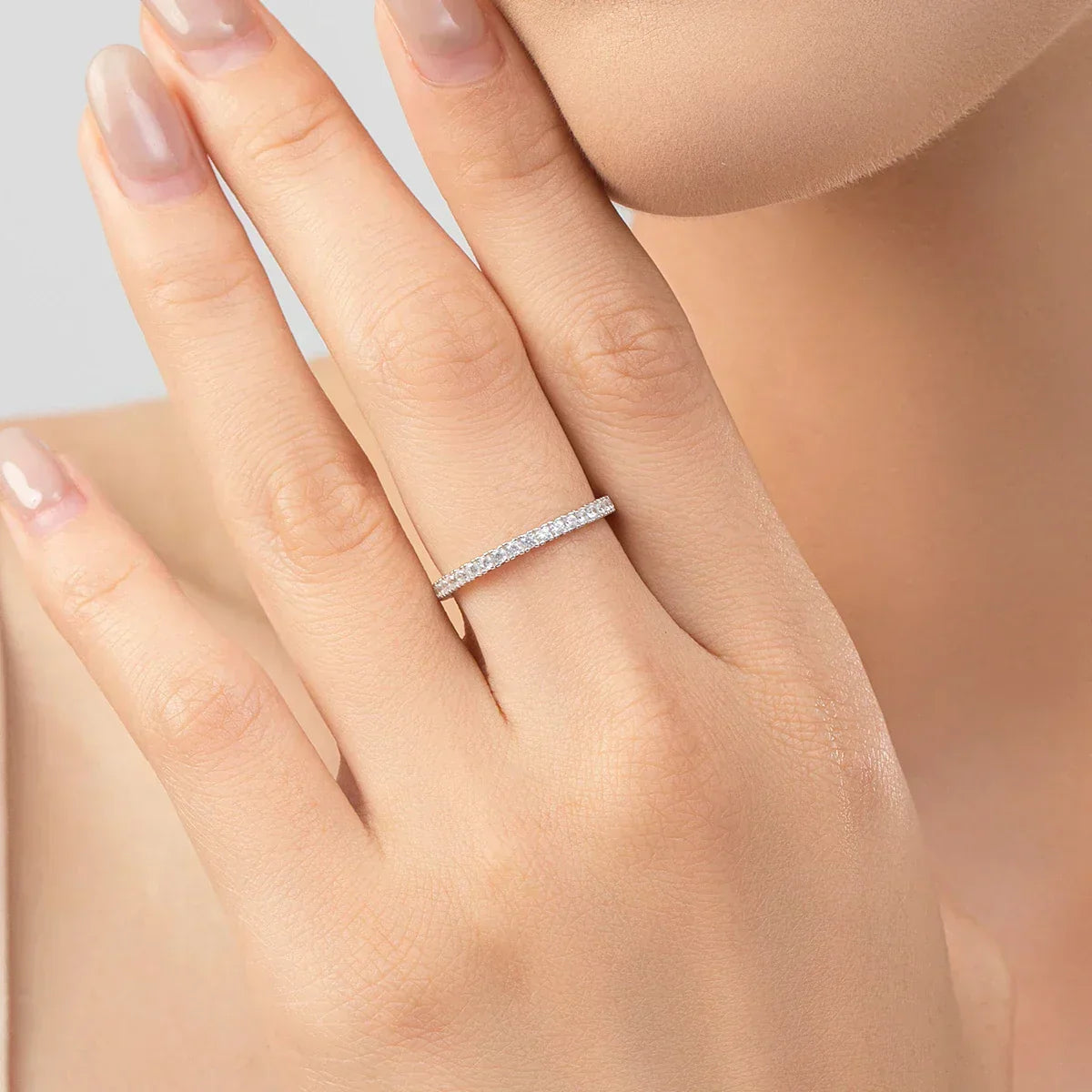 Anillo eternity minimalista iluminado