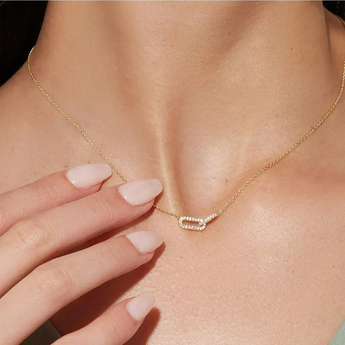 Collar elegante con colgante de flor metálica ondulada