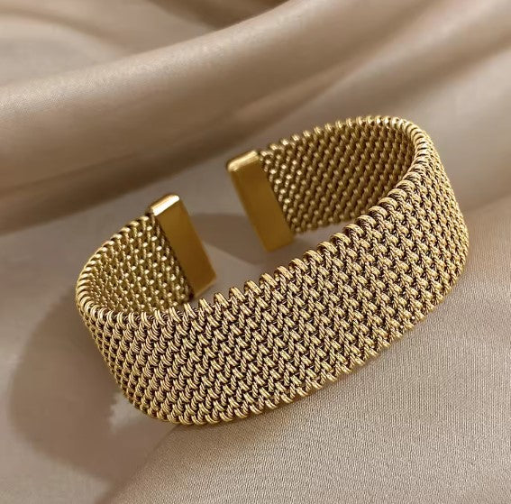 Pulsera elegante de malla trenzada con diseño abierto
